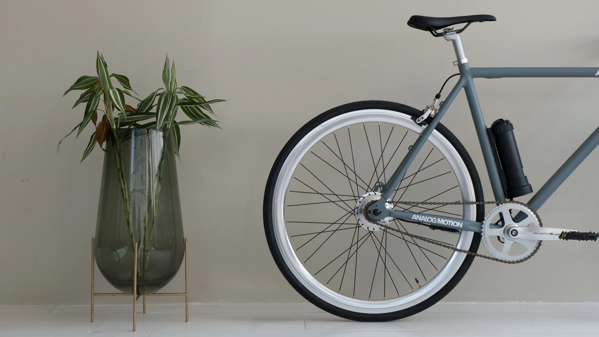 The single-speed AM1 e-bike comes with a 24 C battery pack and a 200 W electric motor