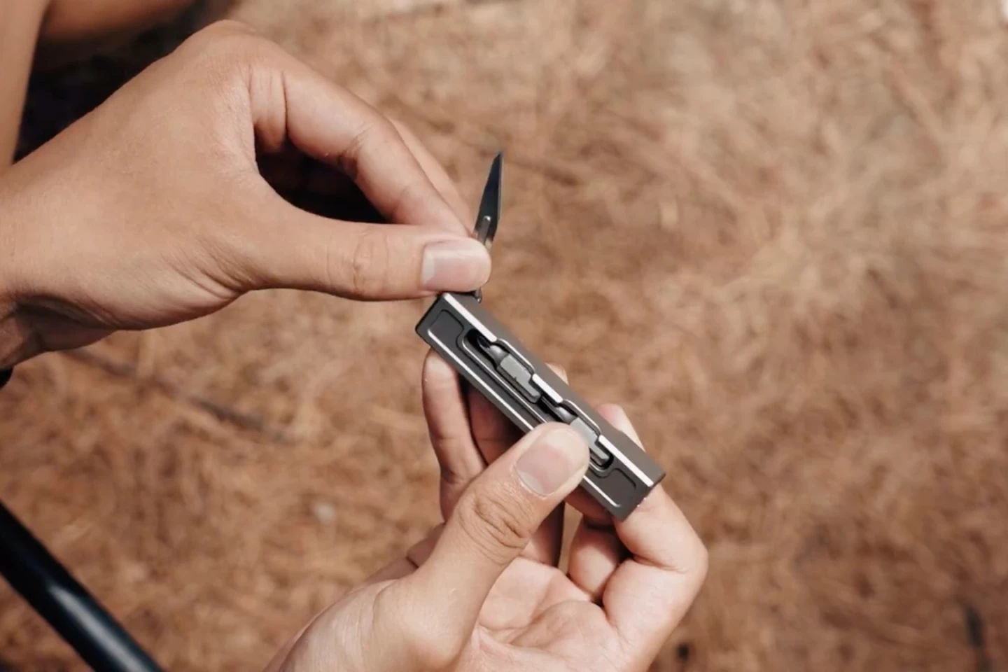 The blade folds out from the bit storage compartment