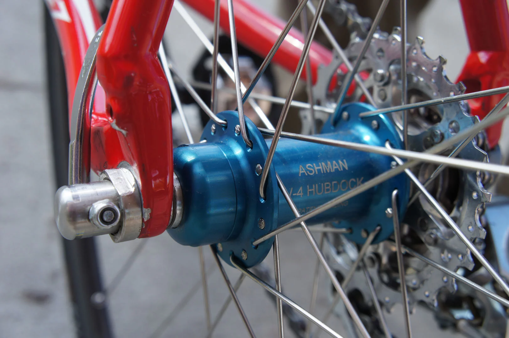 The HubDock utilizes a thru-axle which is unthreaded/pulled out of the hub body from the non-drive side, in order to remove the wheel