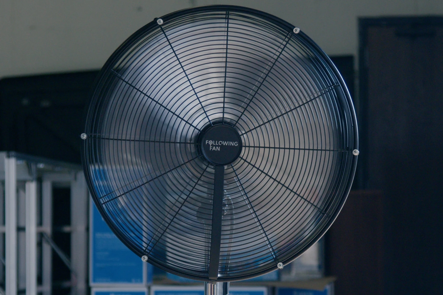 The Following Fan weighs 21 lb (9.5 kg), has a 20-inch (50.8-cm) blade diameter, and a 135-degree range of motion