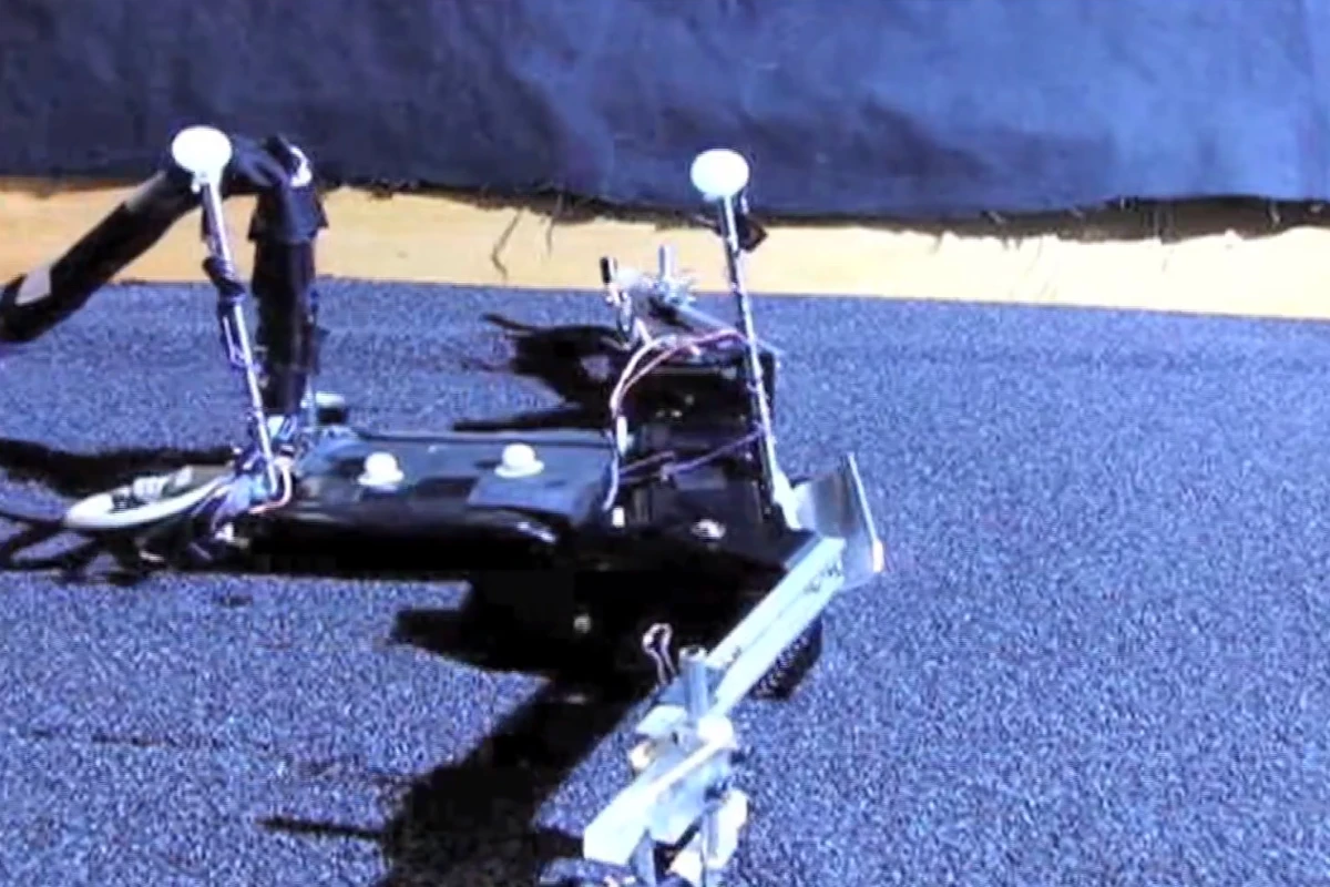 FlipperBot makes its way through a bed of poppy seeds (Video still: Institute of Physics)