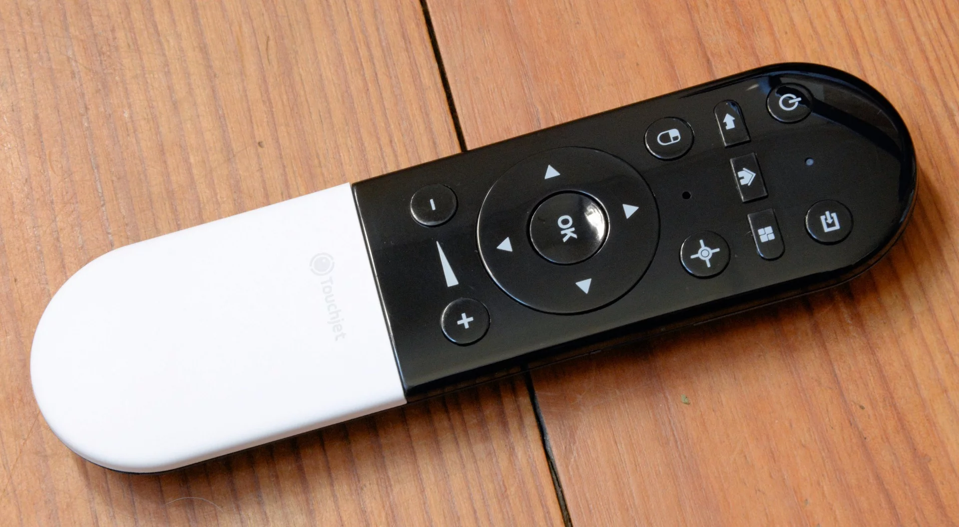 Like a stylus, the Airmouse has a IR emitter so can be used in a similar way, but it can also be connected via Bluetooth 4.0 for behind the Pond and around the room control