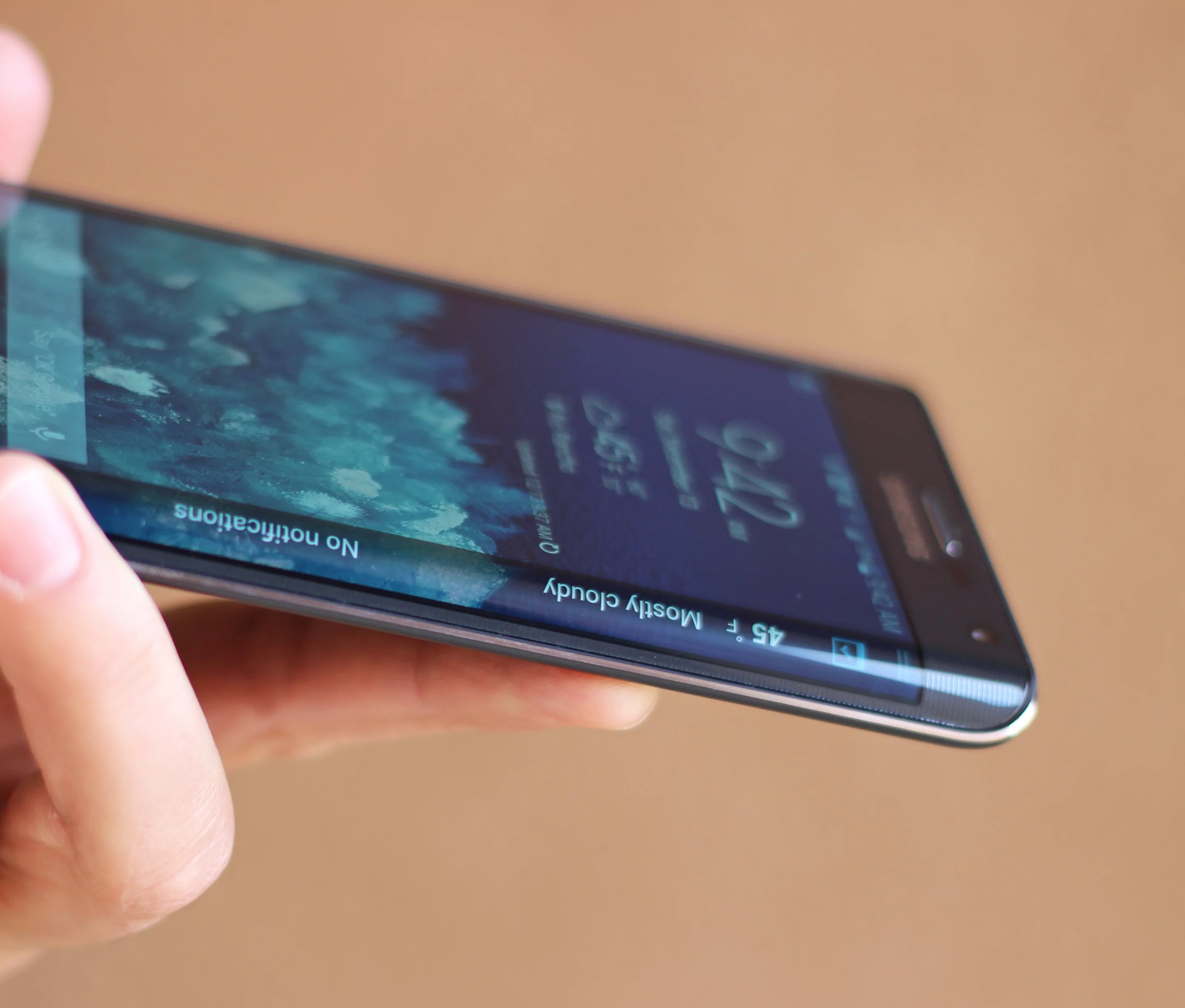 Checking the weather on the Edge Display (Photo: Will Shanklin/Gizmag.com)