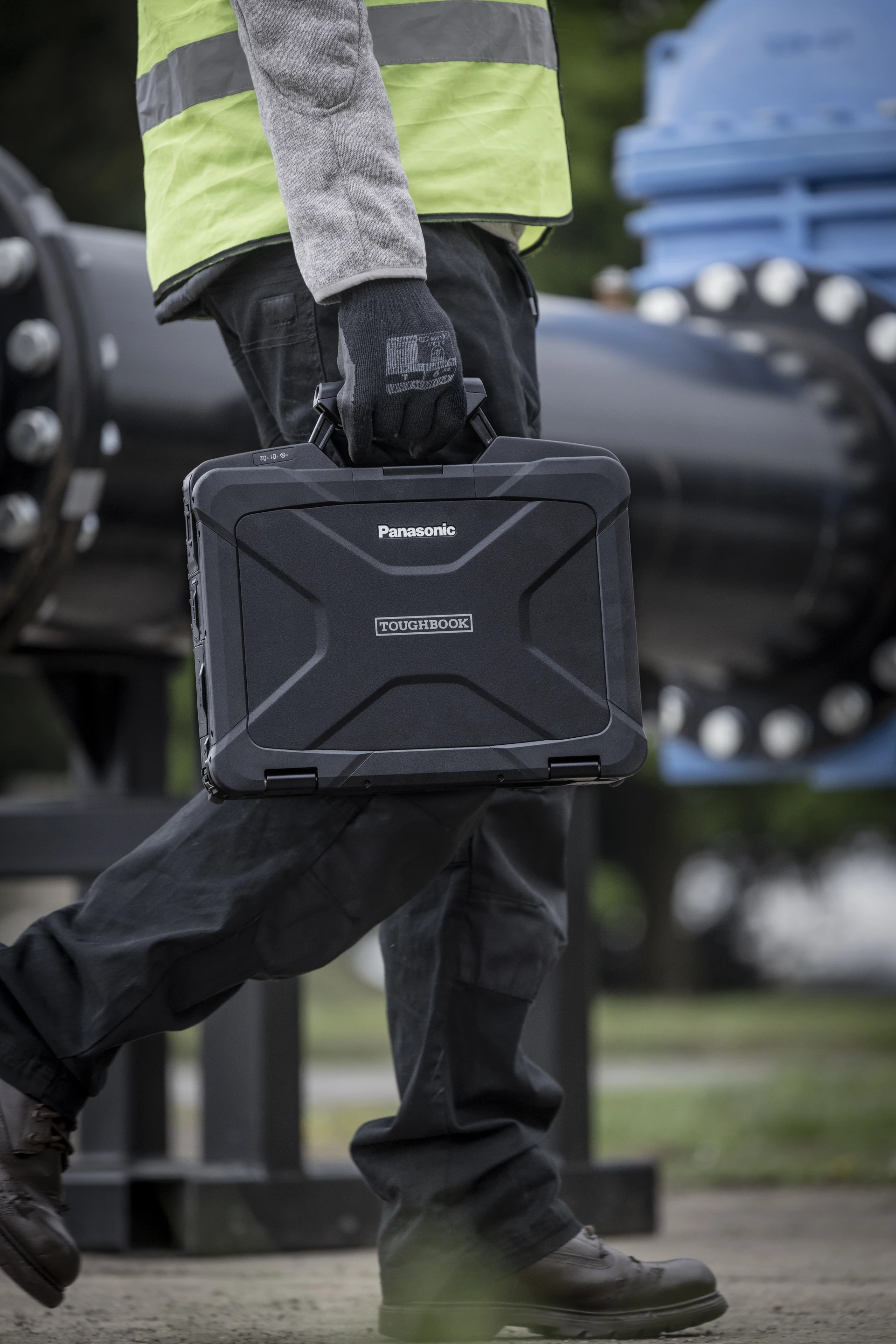 Despite coming with a larger display than previous models, the Toughbook 40 is reported to be over a pound lighter and comes with a built-in carry handle