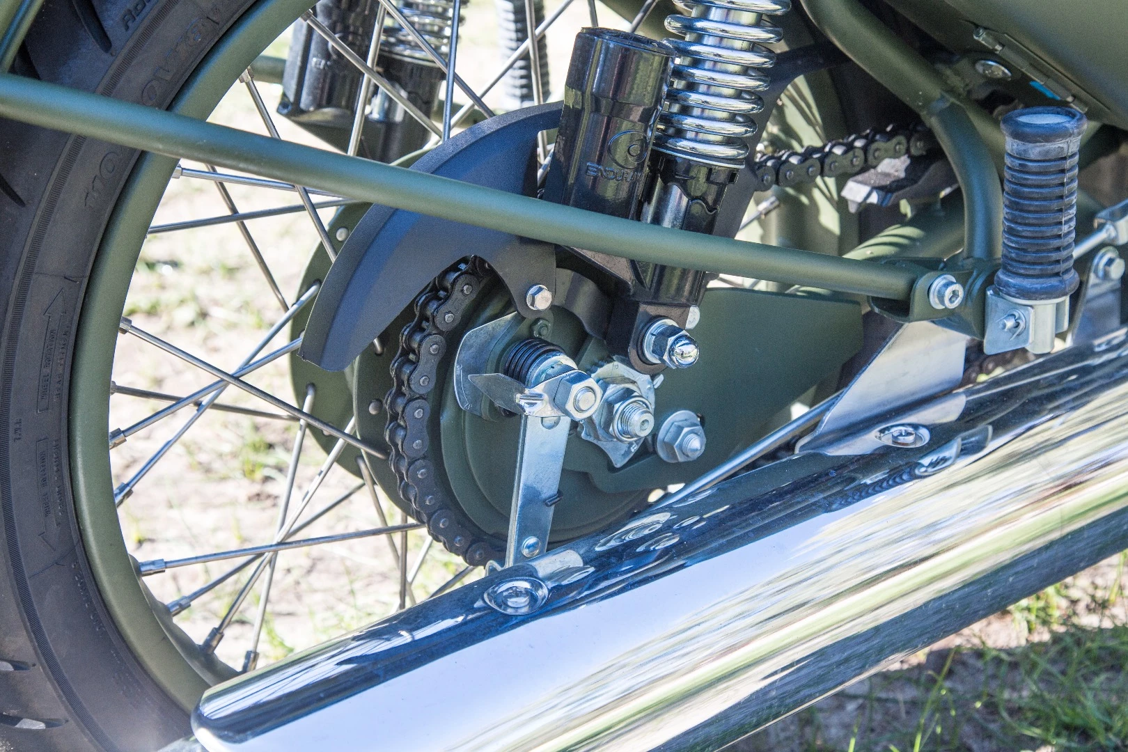 Royal Enfield Classic 500: rear wheel features a drum brake. Yikes.