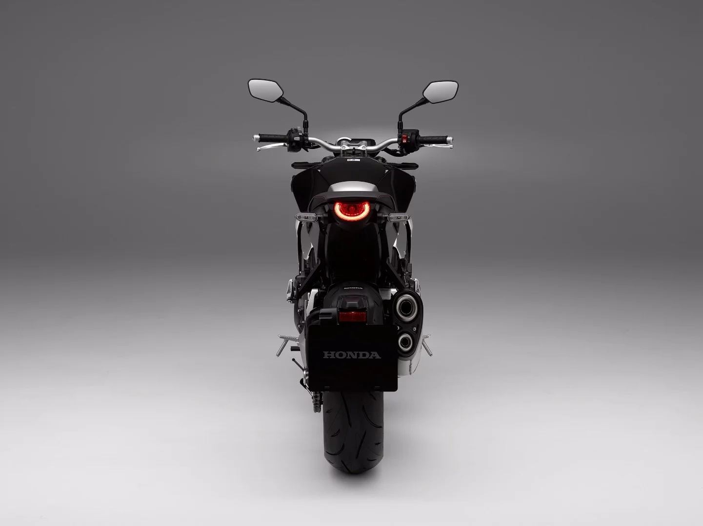 The LED tail light of the 2018 Honda CB1000R lights up in a semi circle and fills up when the brake is applied
