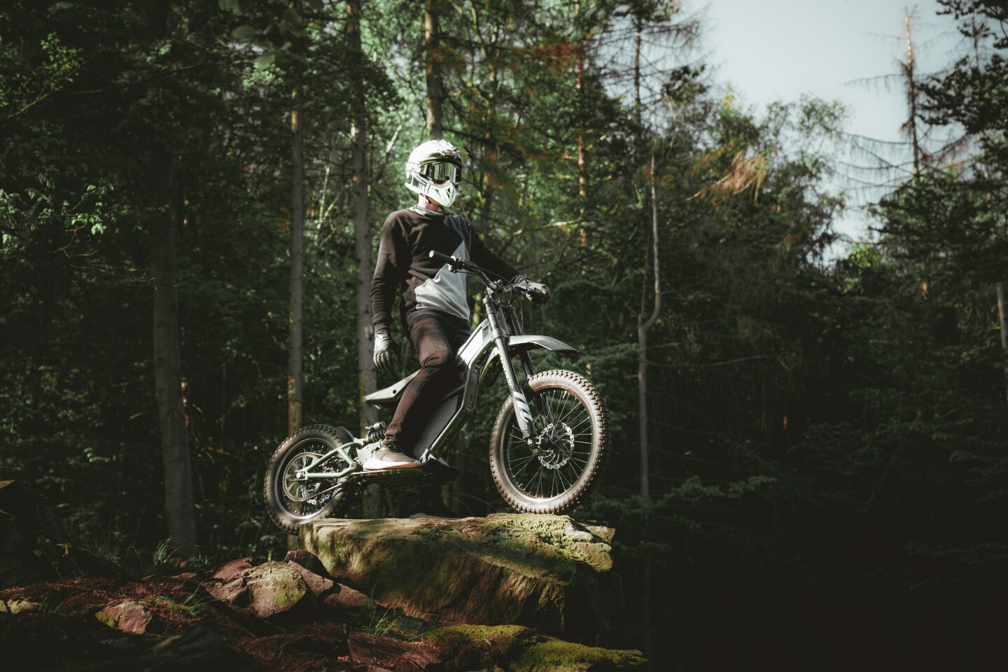 With speeds up to 50 mph and a range up to 120 miles with double battery, the Kuberg Ranger promises to be a versatile bike