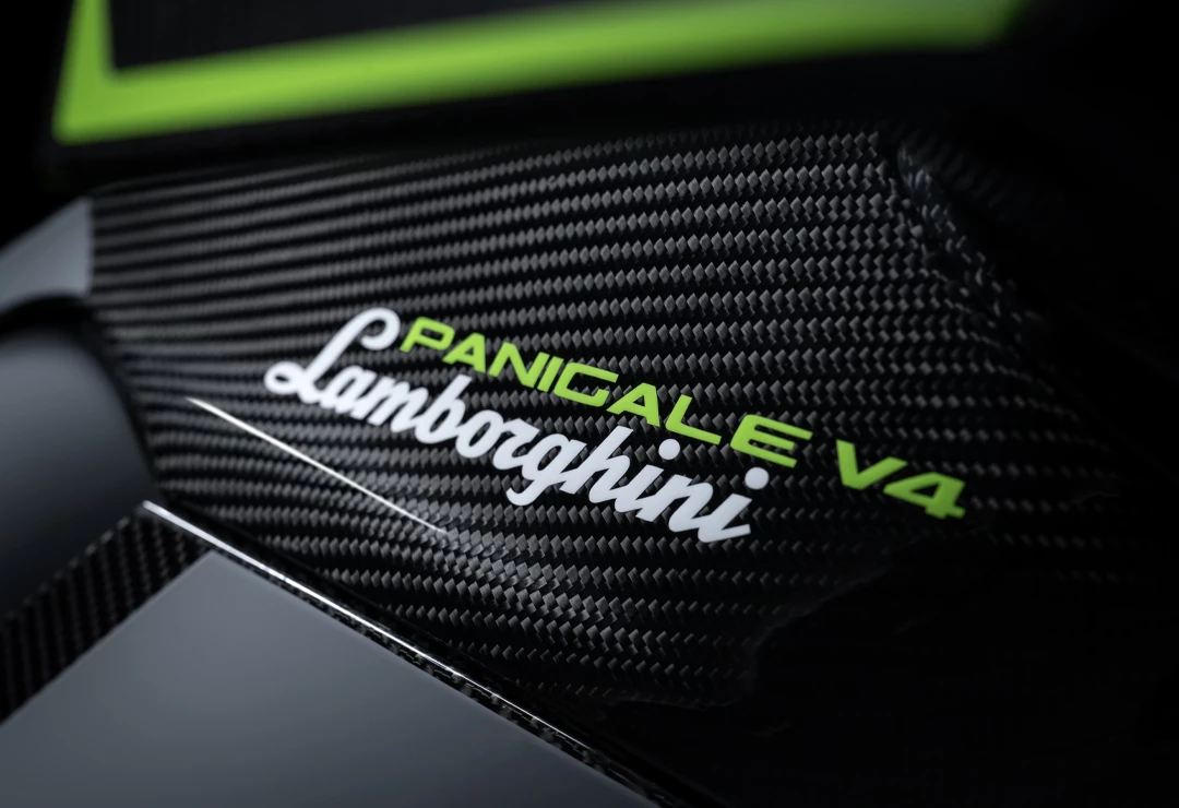 The bodywork and all other parts, including the heel guard, heat shield, and front and rear mudguards, are made of carbon fiber