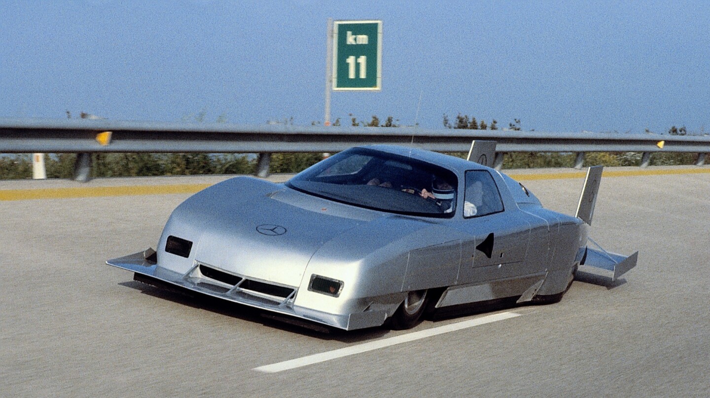 Nardò was the first circuit in the world to be lapped at over 400 km/h in 1979. On May 5, 1979, a Mercedes-Benz C111-IV powered by a 368 kW/500 hp, 4.5 liter V8, lapped the 12.6 km (7.8 mile) circuit in 1 minute and 57 seconds, averaging 403.978 km/h.