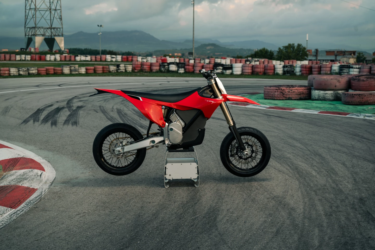 The electric moto is powered by a 7.2-kWh honeycomb magnesium battery