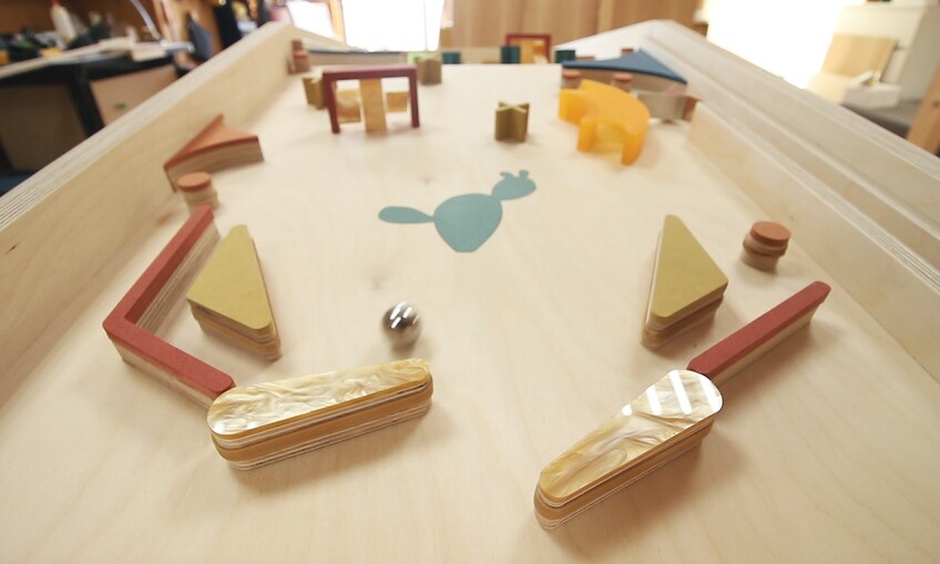 The build features beautifully simple rubber band and ply flipper mechanisms and hand-made plungers created by the Cactus Workshop in Spain especially for the project
