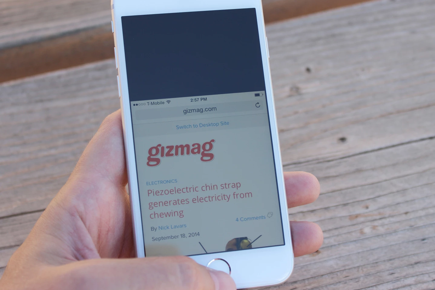 Reachability: Apple's answer to using the iPhone 6 with one hand (Photo: Will Shanklin/Gizmag.com)