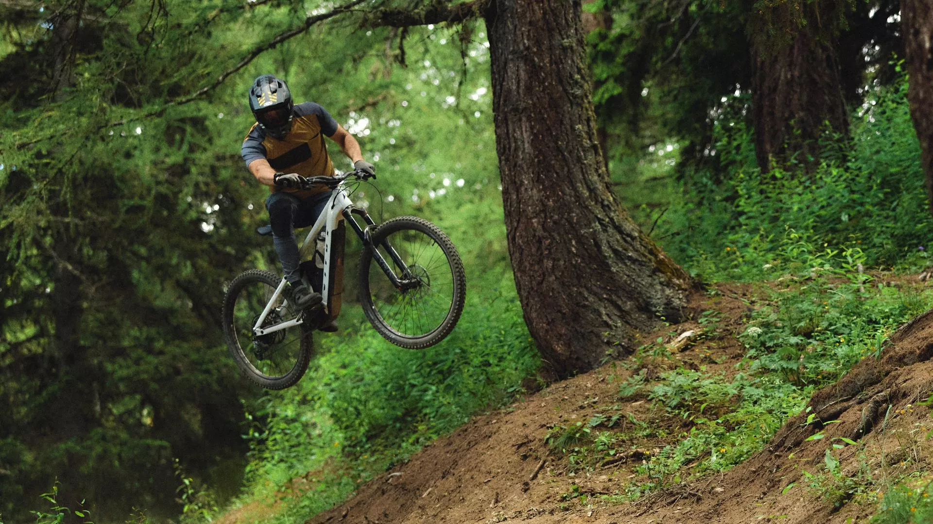 All three E-Mythique configurations feature a custom Bafang M510 mid-drive motor and 630-Wh battery combination for five levels of pedal-assist