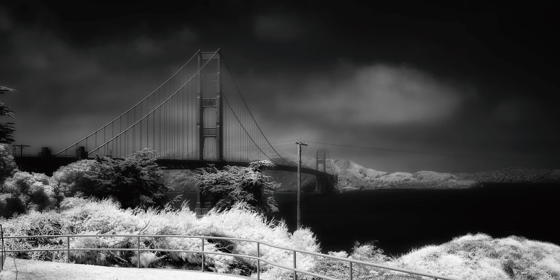 Greg Westfall’s infrared photography, using a converted Canon EOS-1D Mark II, captures a 720 nm wavelength, whiting out all the greenery (Credit: Greg Westfall Flickr / CC BY 2.0)