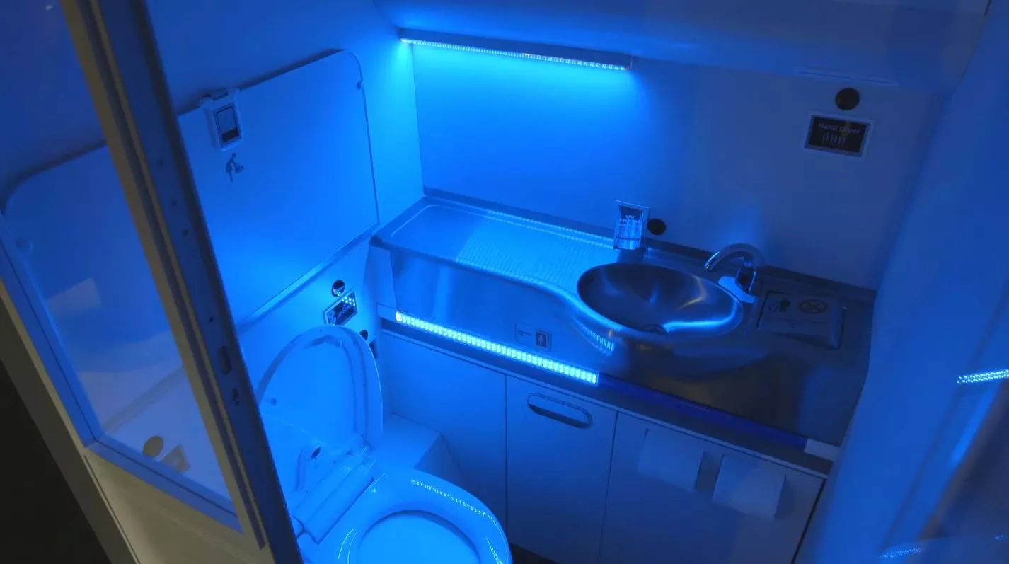 Aircraft may use lavatories that sanitize themselves with UV lamps