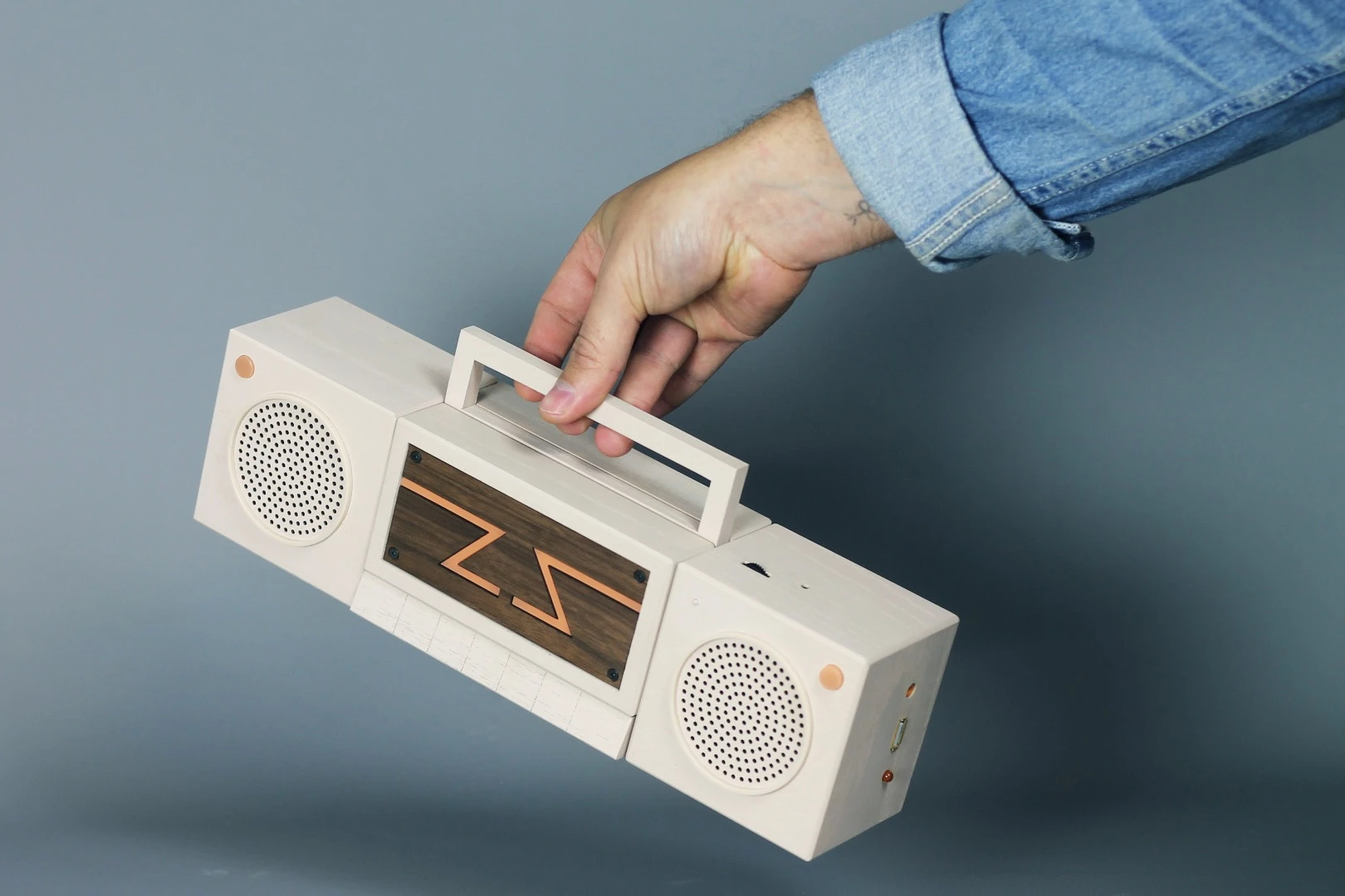 The Zette System is a portable gaming system comprised of several parts that attach together to resemble a 1980s boombox – the middle section contains a projector and two separate controllers