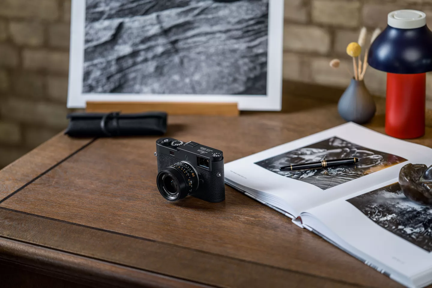 Photographs taken using the M11-P can include a digital label containing the photographer's name and copyright info, to help prove authenticity