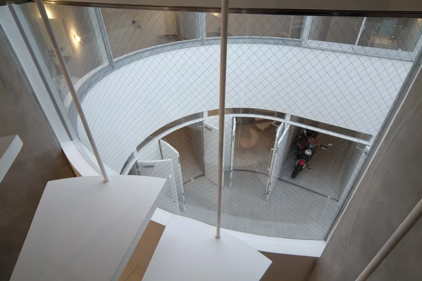 Because the exterior facade walls are not load-bearing, the architects were free to maximize its thermal properties, and include continuous strips of glazing running the entire length of the building