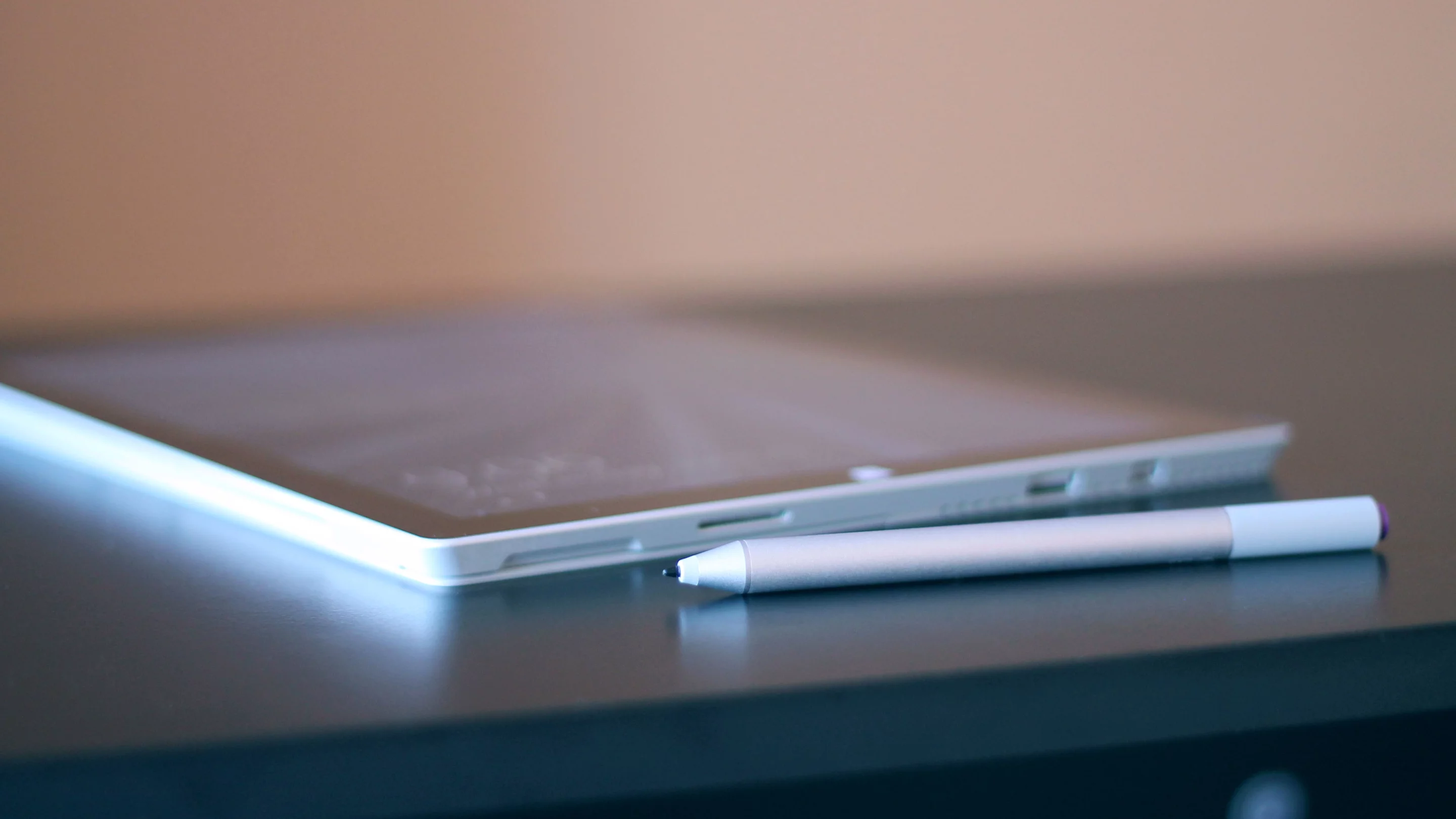 Without the keyboard, the Surface is an oversized tablet with excellent pen input (Photo: Will Shanklin/Gizmag.com)