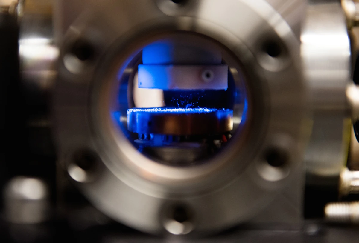 Researchers at the University of Chicago have demonstrated a levitation technique that can move macroscopic objects, using heat flow