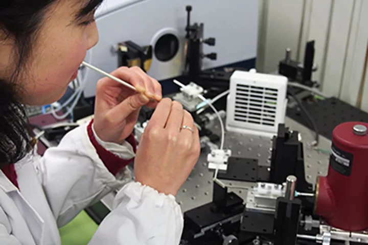 A flexible, hollow optical fibers with a small prism attached to the end is able to measure blood-glucose levels from skin inside the mouth