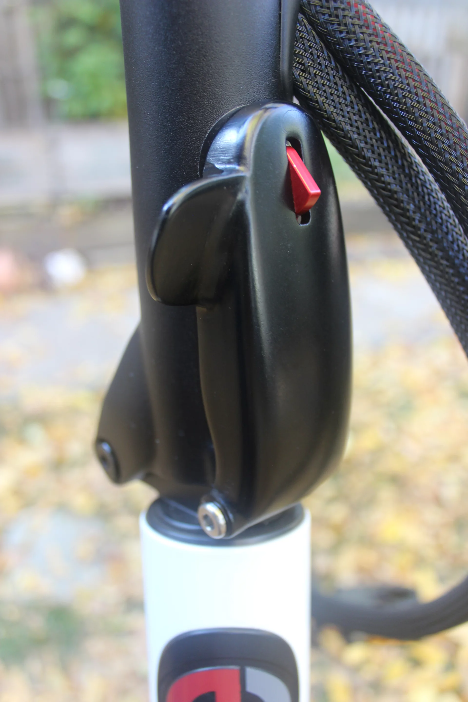 The handlebar folding latch