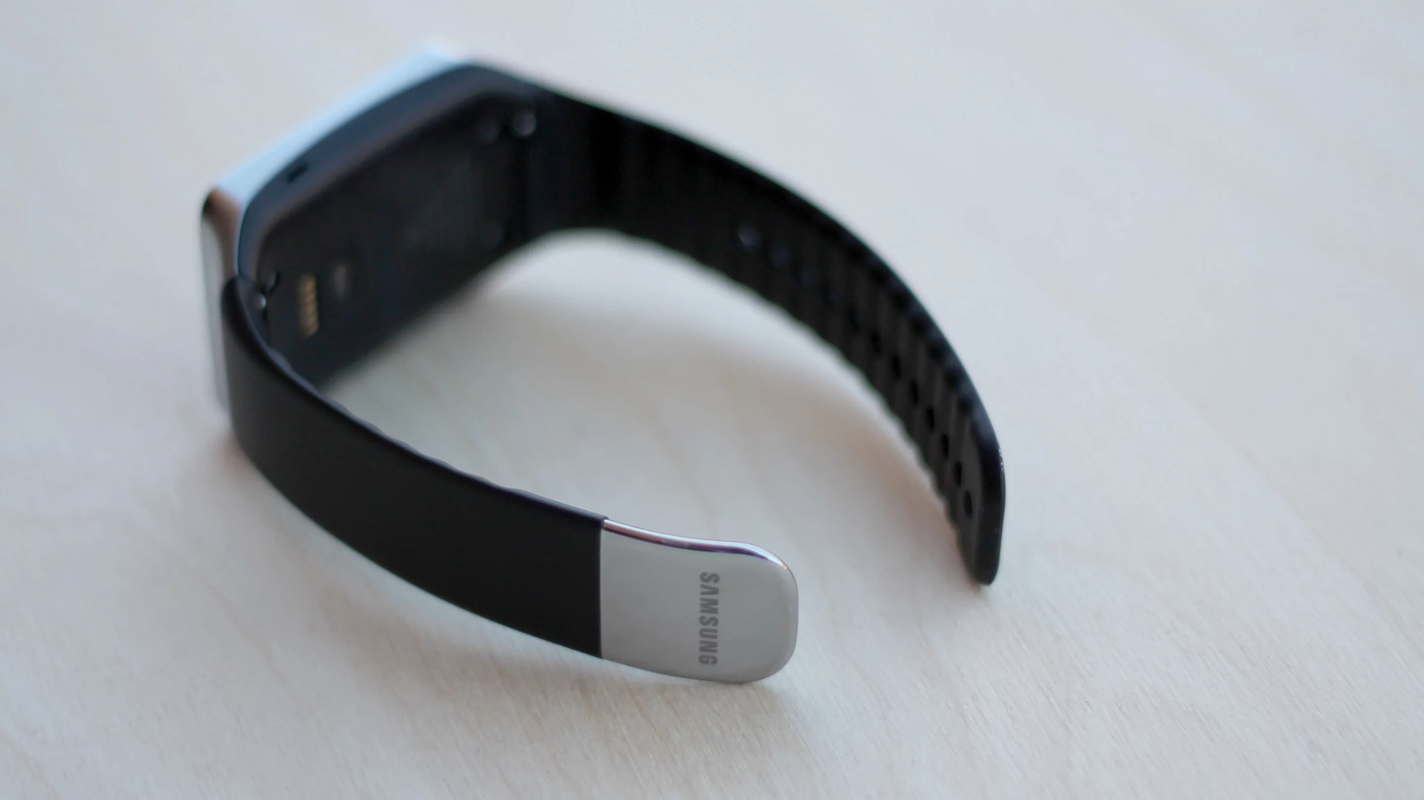 The Gear Live's band lacks the folding clasp that we saw in the older Gears