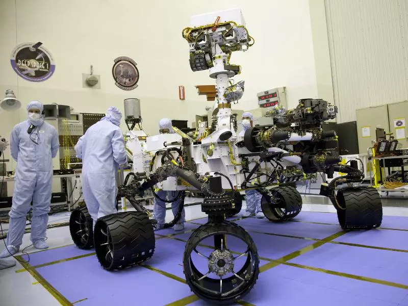Technicians practice Curiosity deployment(Image: NASA)