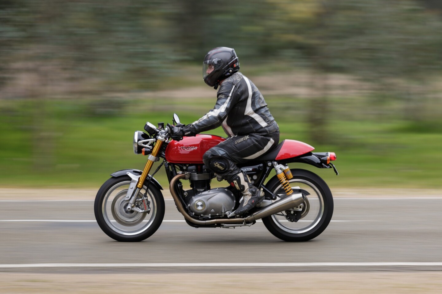 Triumph Thruxton R: raised clip-on bars make for a relaxed riding position with a touch of aggression