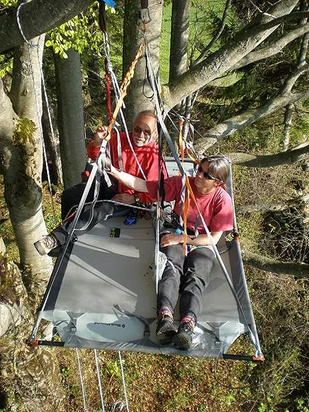 Sleeping in a tree platform, suspended between two or four trees, with easy descent to the ground at any time (Photo: Waldseilgarten)