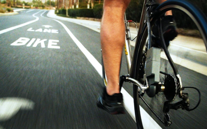 Siva Cycle Atom attached to a bike in use