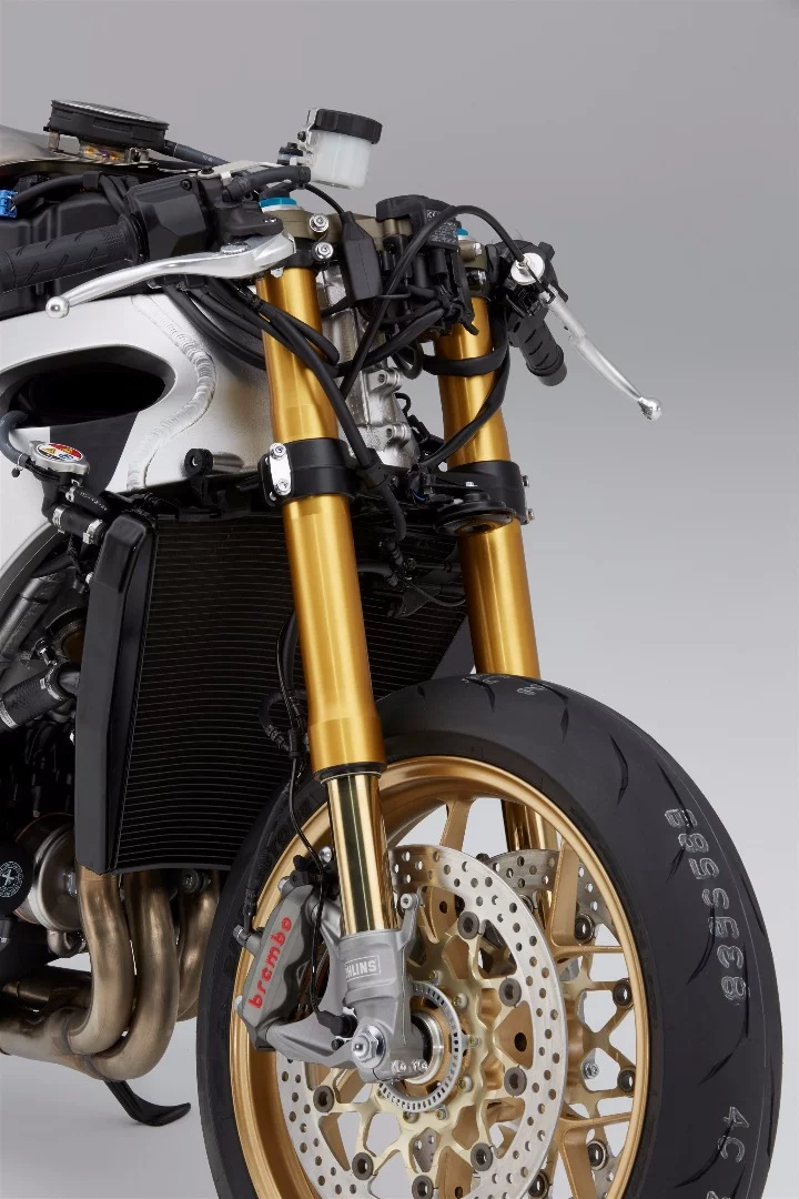 The Honda CBR1000RR Fireblade SP is fitted with a set of semi-active Ohlins NIX30 EC forks
