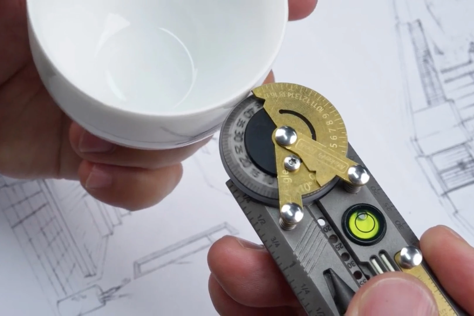 The Tiruler's measuring wheel clicks once every 100-mm rotation