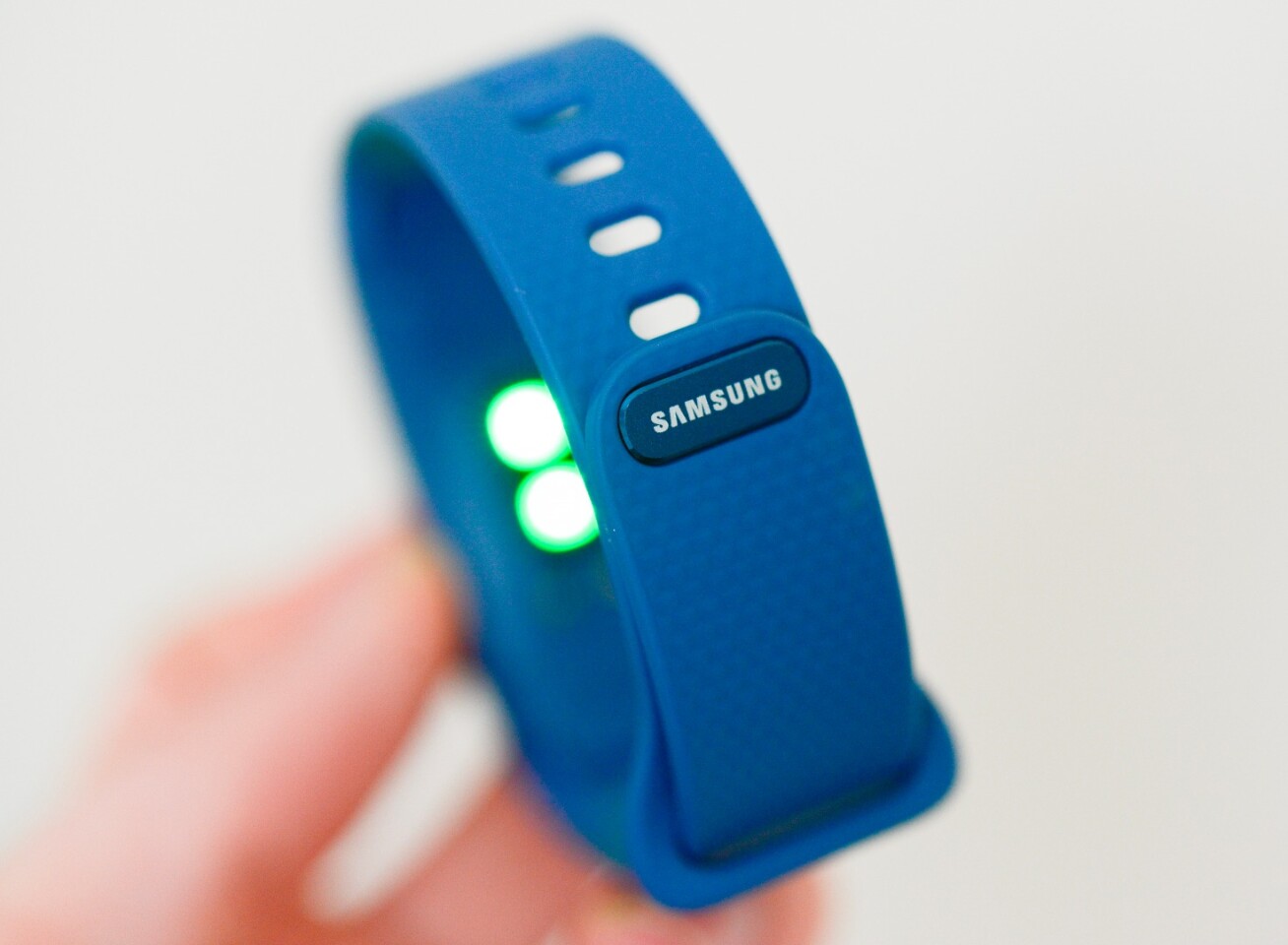 The clip-in strap fastening of the Samsung Gear Fit2 GPS sports tracker