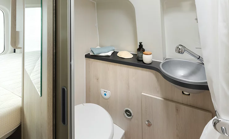 The Dexter 560 4x4 has a simple wet bath layout amidships
