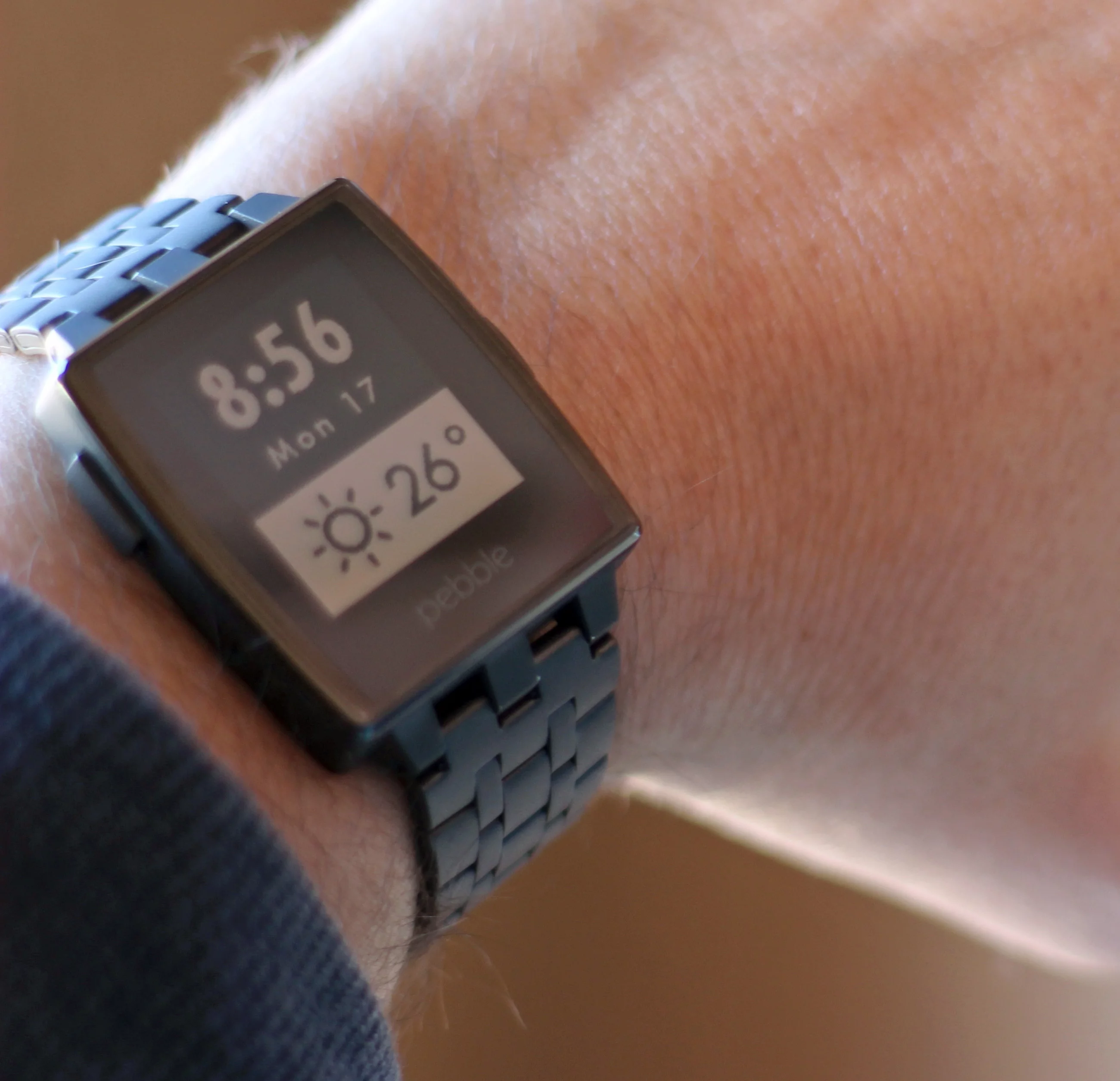 Pebble Steel with steel band (Photo: Will Shanklin/Gizmag.com)