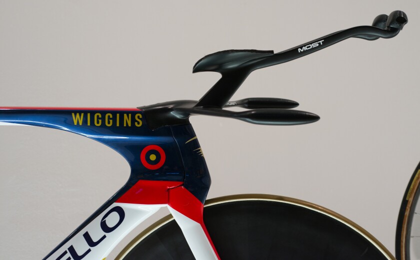 The Pinnarello Bolide features an integrated handlebar to reduce resistance