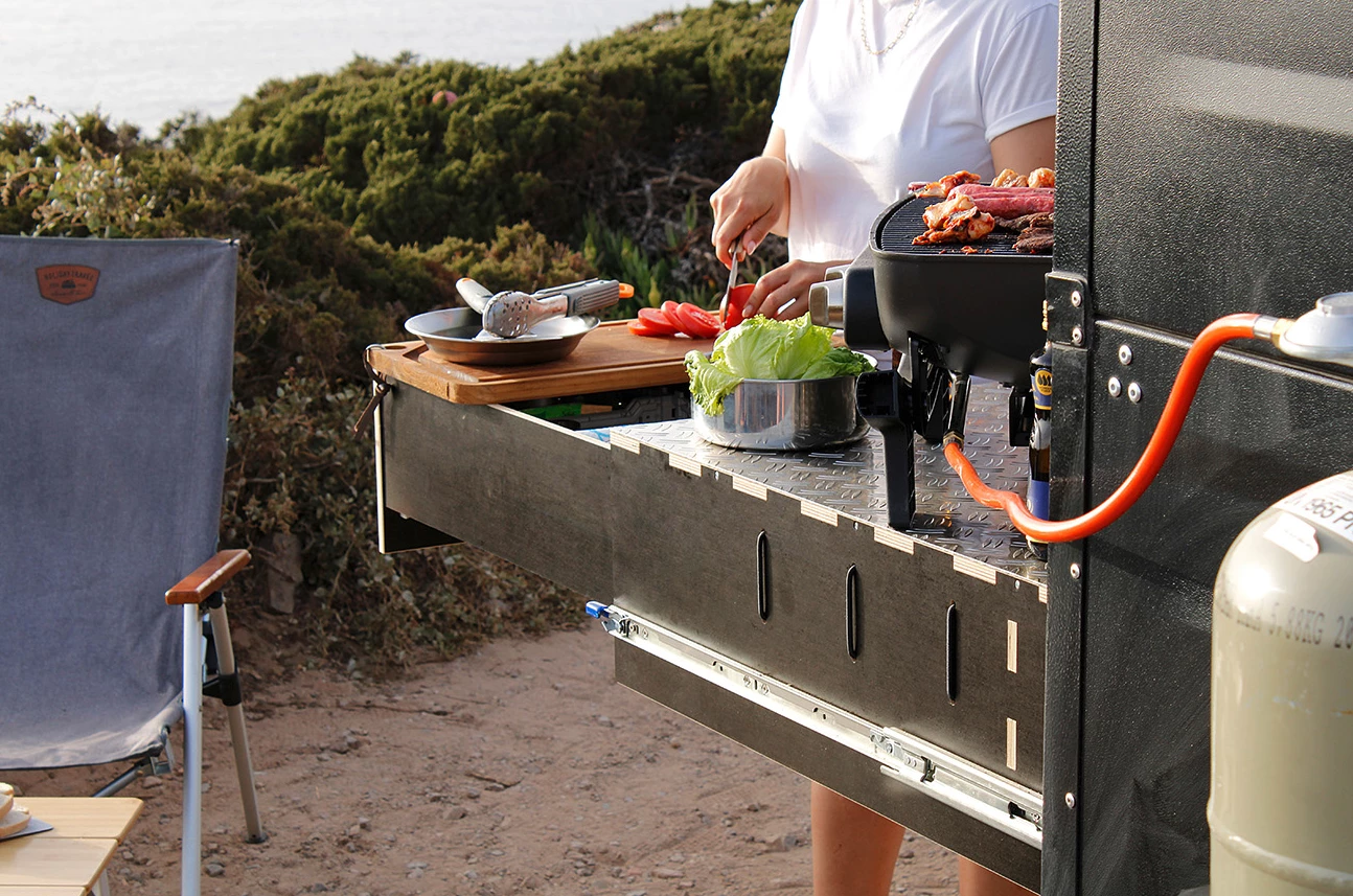 A 5-kg LPG bottle holder is available as an option