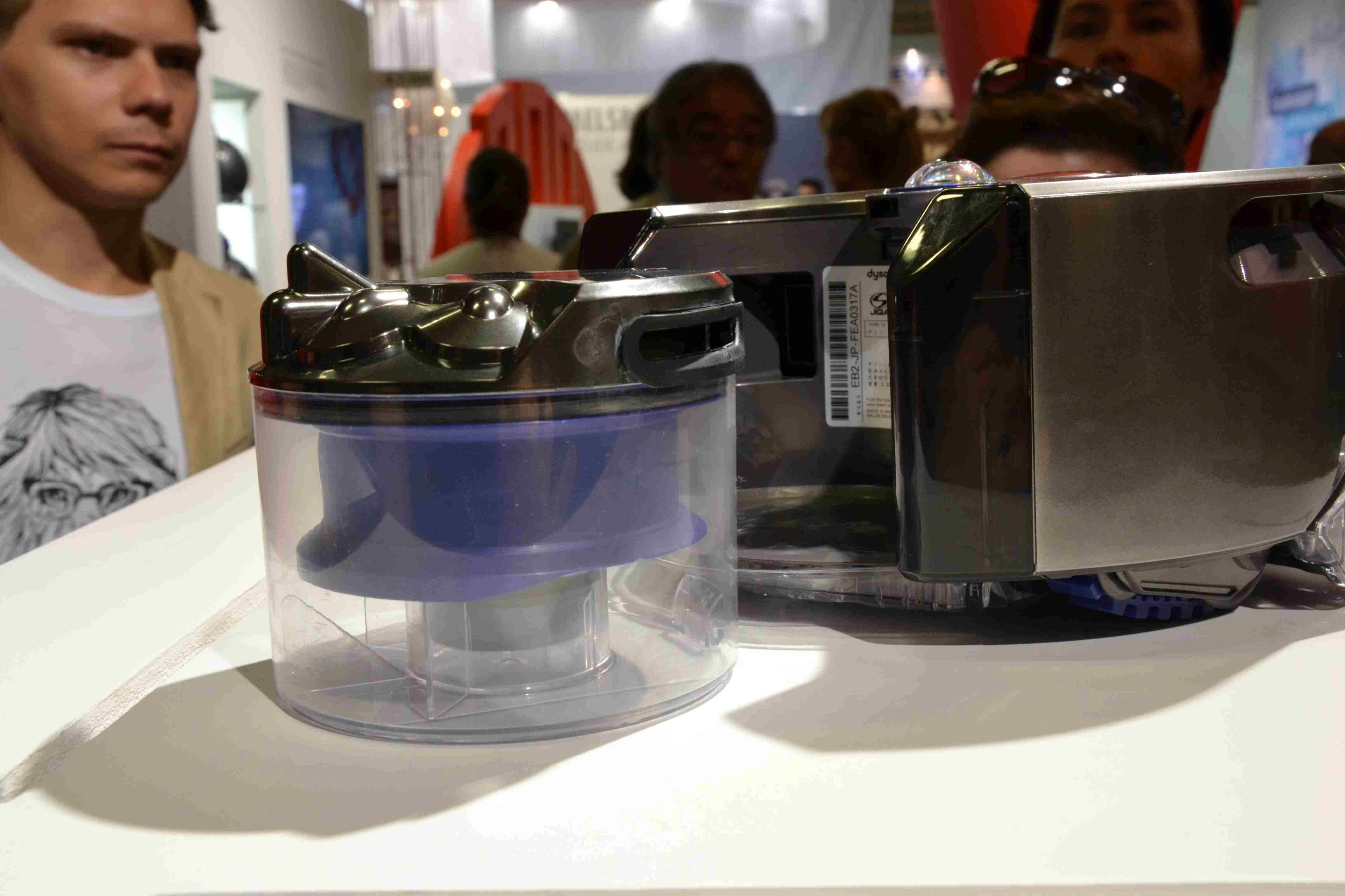 The 360 Eye with its canister removed (Photo: Paul Ridden/Gizmag)