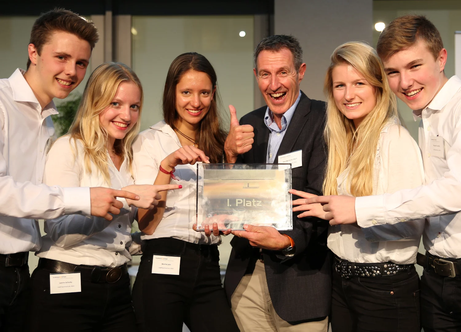 The i-protect team (left to right): Severin Luhr (17), Leona Schultz (17), Marisa Jain (17), Karl-Bernd Burbach (teacher), Laura Krieglstein (16), Vincent Gramlich (15)
