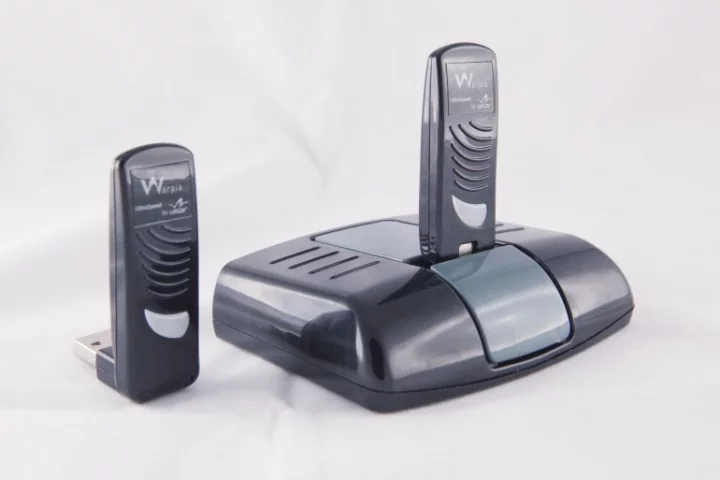 The Warpia Easy Dock comprises a USB dongle that connects to your laptop, and a receiver that connects to your monitor, mouse, keyboard, and speakers - turning your laptop wirelessly into a desktop