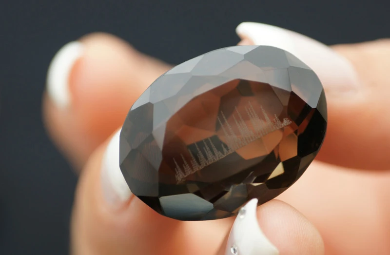 A voice print embedded within a gem (Photo: Gilles Azzaro)