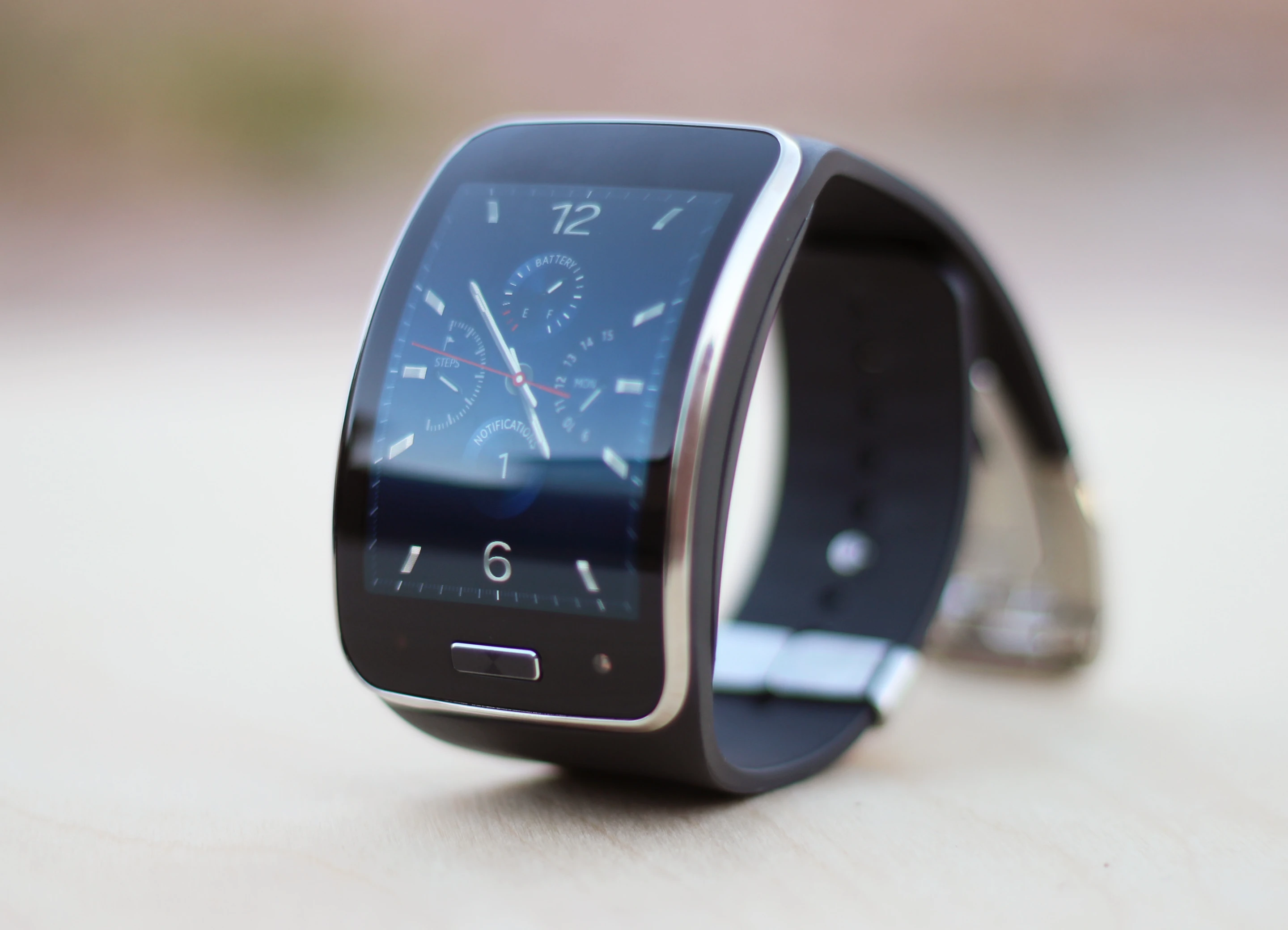 The Gear S is large, but in our experience its curved screen has drawn lots of praise, and no funny looks (Photo: Will Shanklin/Gizmag.com)
