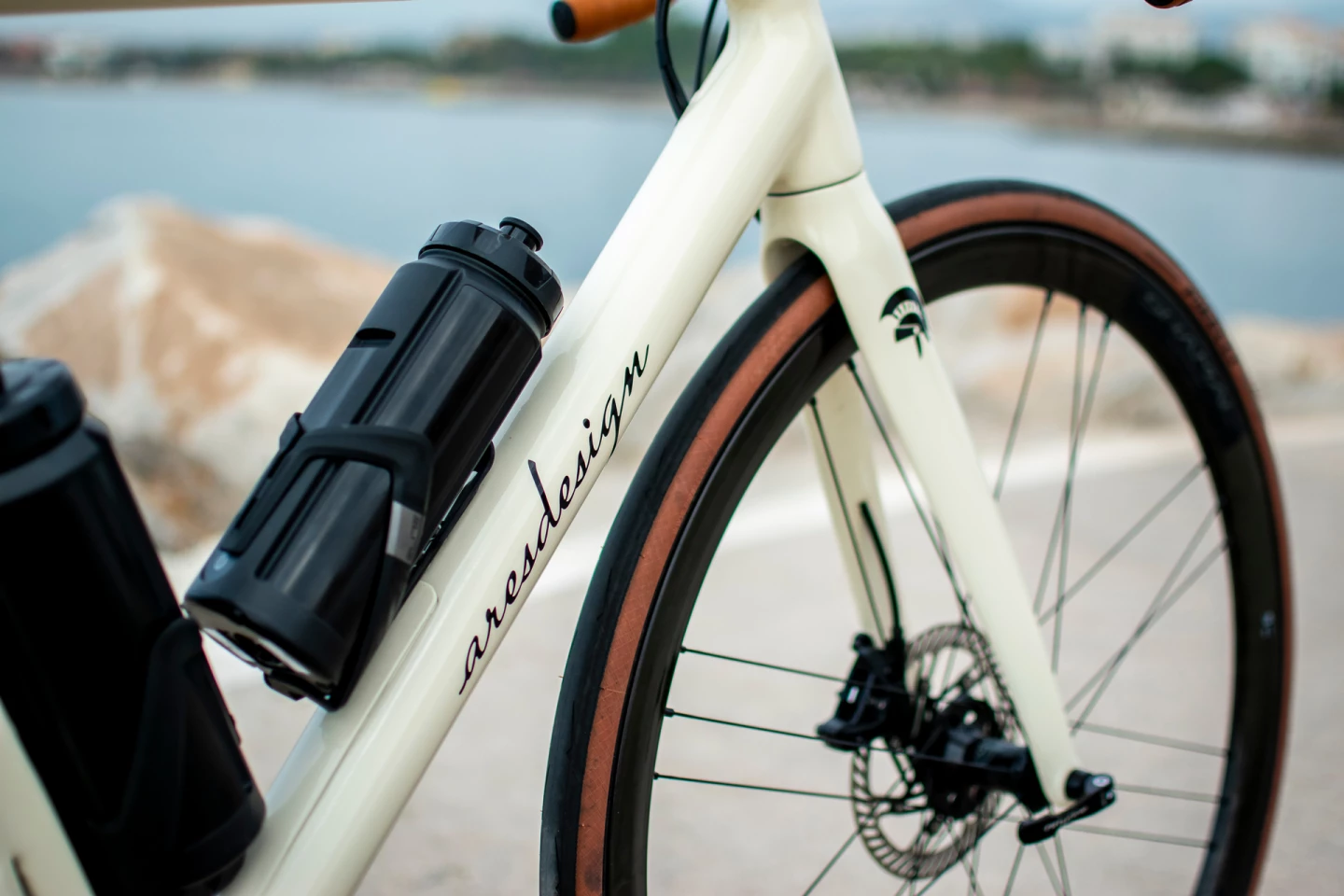 HPS houses its battery in a bottle-shaped pack that fits in the included cage