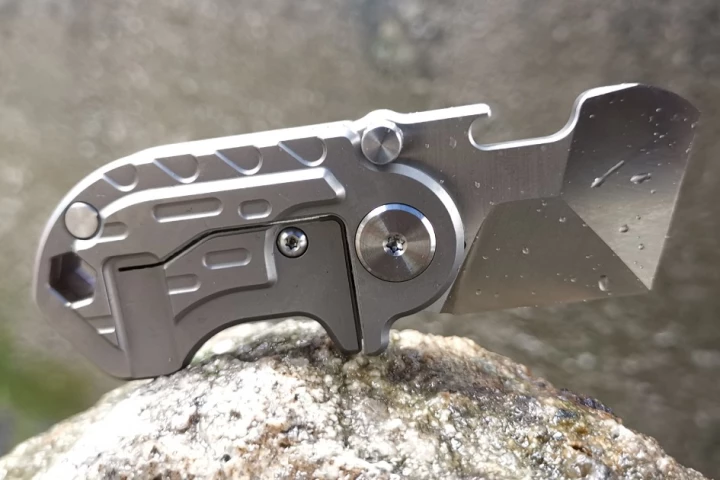 The Pocket Rhino measures 3.5 in (88.5 mm) long when open