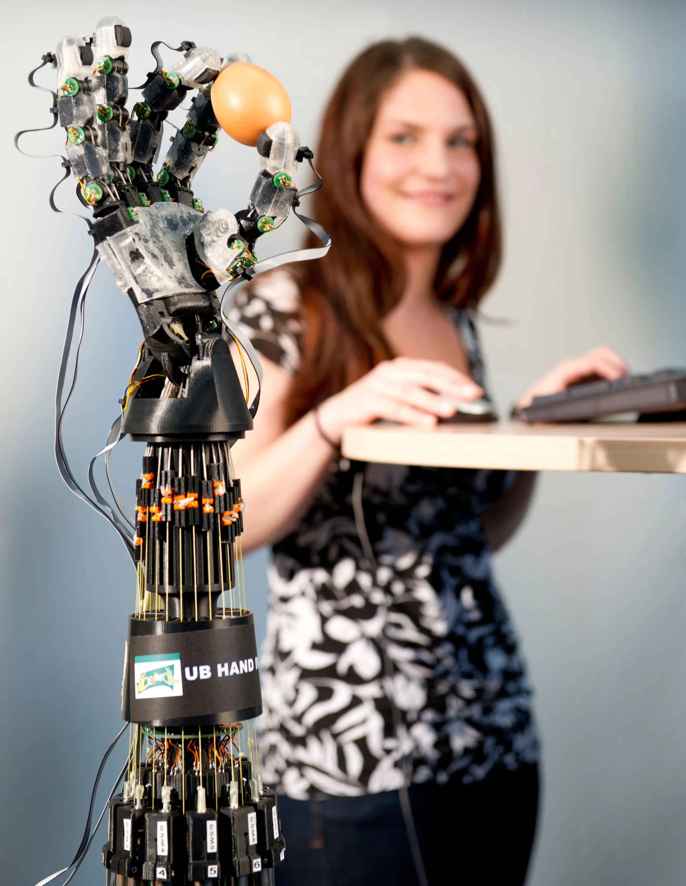 The robotic hand developed by European researchers that uses artificial tendons consisting of strings tightened using small, high-speed electric motors (Photo: Markus Breig)