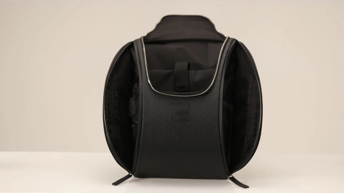 The SEIL bag includes five inner pockets with a total capacity of 25 liters