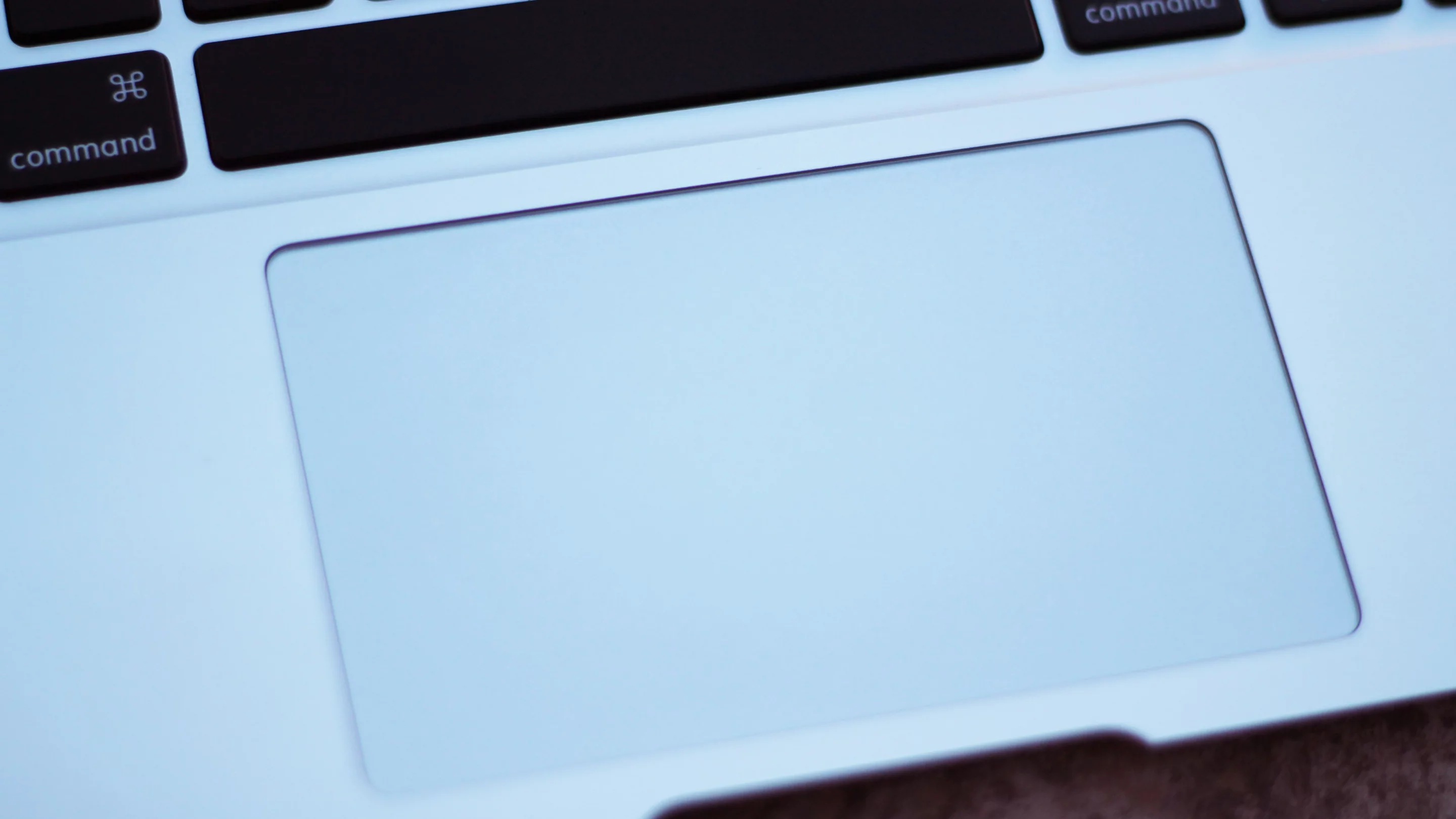 The large glass trackpad on the MacBook Air (Photo: Will Shanklin/Gizmag.com)