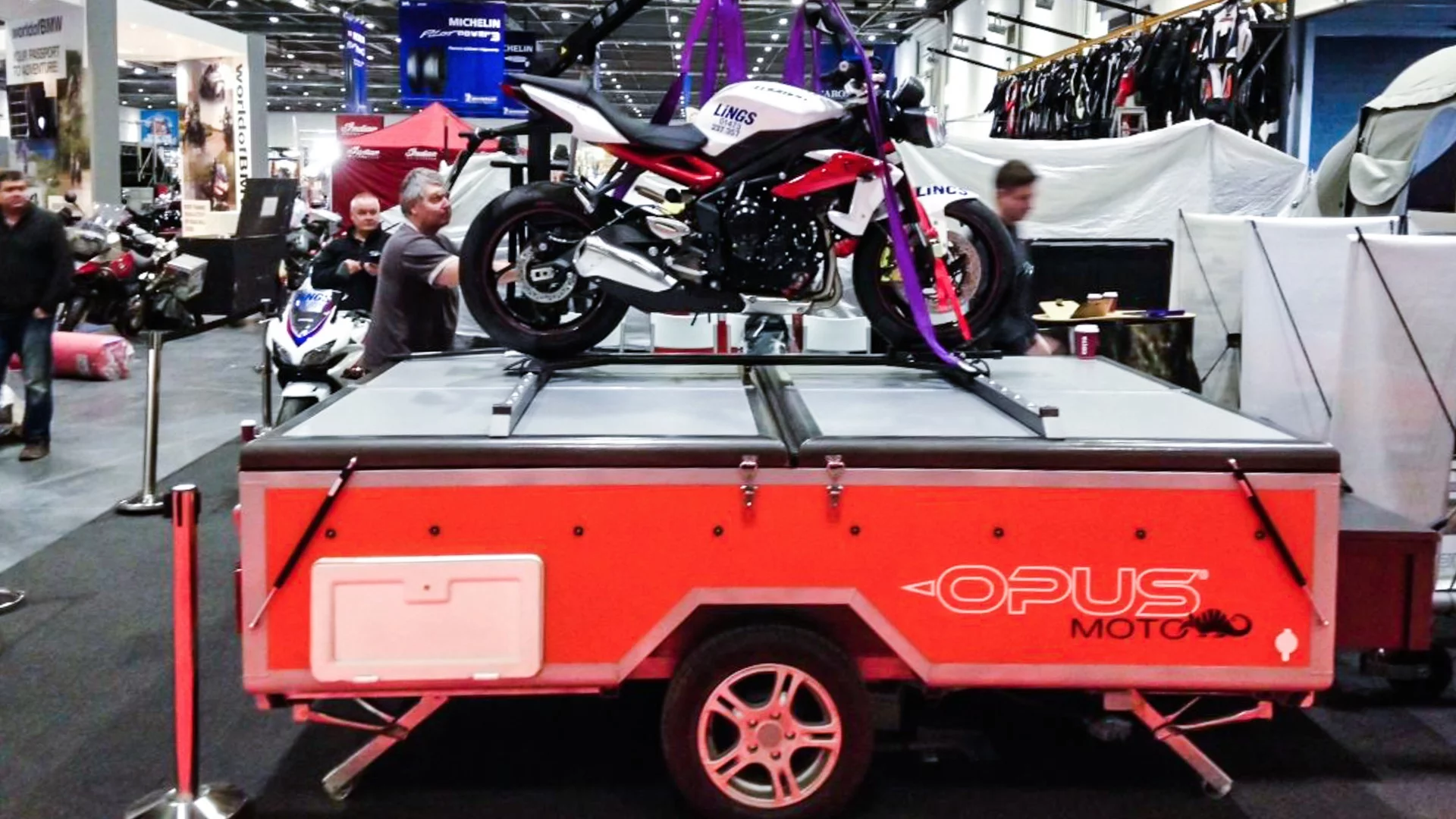The Opus Moto camper can hold up to 500 kg on its lid