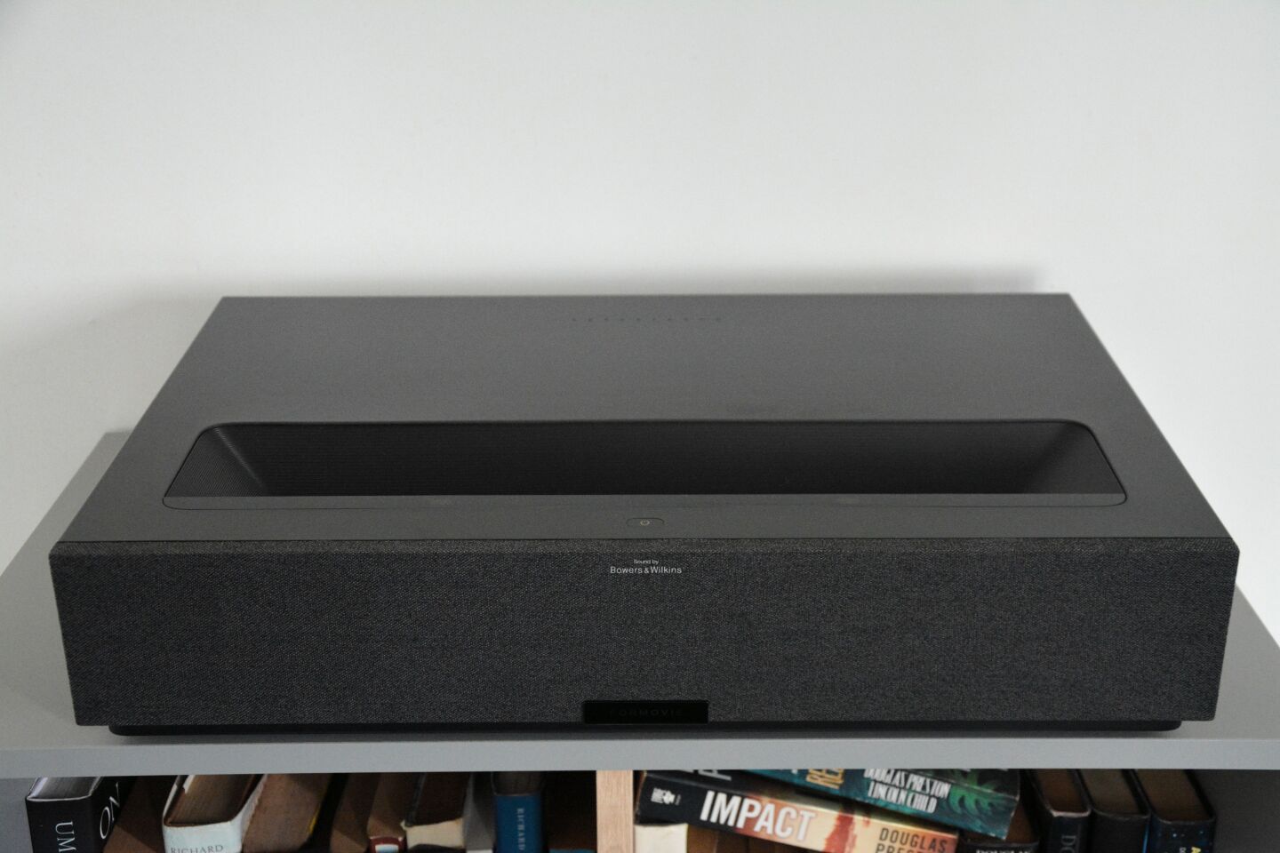 The stylish Theater Premium measure 550 x 349.2 x 107.5 mm and weighs in at 9.8 kg